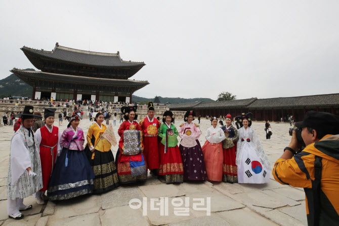 [포토]연휴 마지막 날 경복궁 찾은 시민들