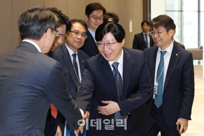 [포토]관계자들과 인사 나누는 김소영 부위원장