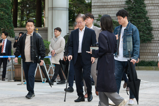 이재명, 지지자 환호 받으며 '대장동 재판' 첫 출석