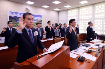 통일장관“대북전단 살포 금지법, 정부차원 개정안 발의 검토”