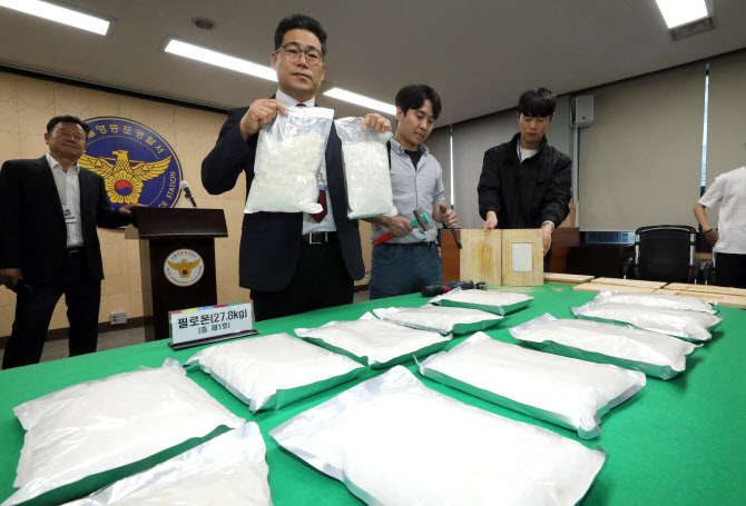 다국적 마약 밀반입, 공항 세관 직원이 도왔나…경찰 수사 확대