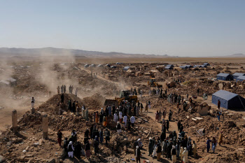 아프간의 눈물…‘또 지진’ 피해에도 "구조 어려워"