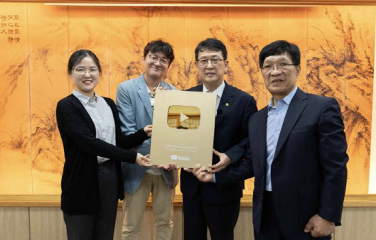 문화유산채널 유튜브 구독자 100만명 돌파…'골드버튼' 수상
