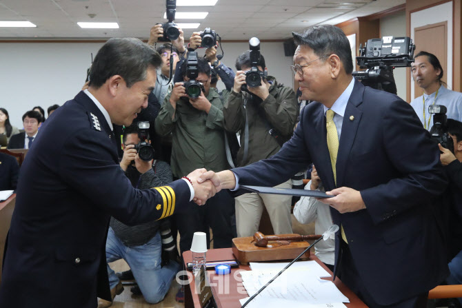 [포토]악수하는 김교흥 위원장-윤희근 경찰청장