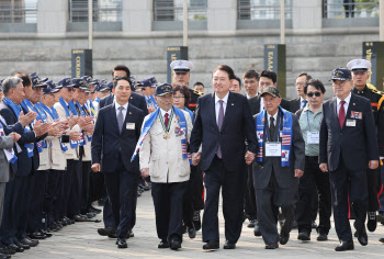 제73주년 장진호전투 기념행사… 尹, 현직 대통령 첫 참석