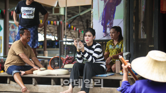 열차가 시장을 관통한다…쇼핑과 미식의 축제장, 방콕 [여행]