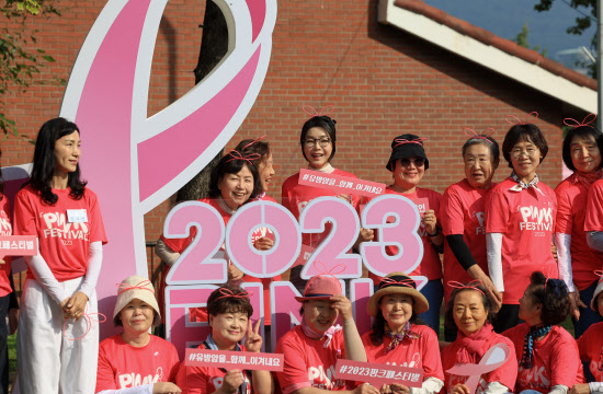 김건희 여사 “유방암 환우·가족에 끊임없이 지원해야”
