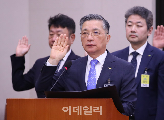 [포토]'증인선서하는 이한준 한국토지주택공사 사장'