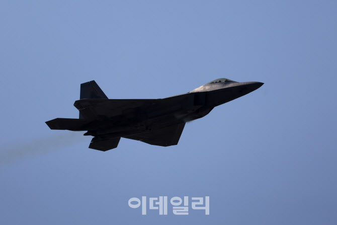 [포토]시범 비행 선보이는  F-22