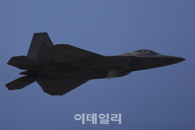 [포토]현존 최강 전투기 F-22 시범 비행