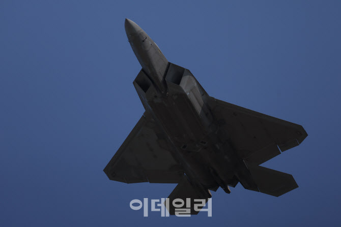 [포토]USAF F-22 시범 비행