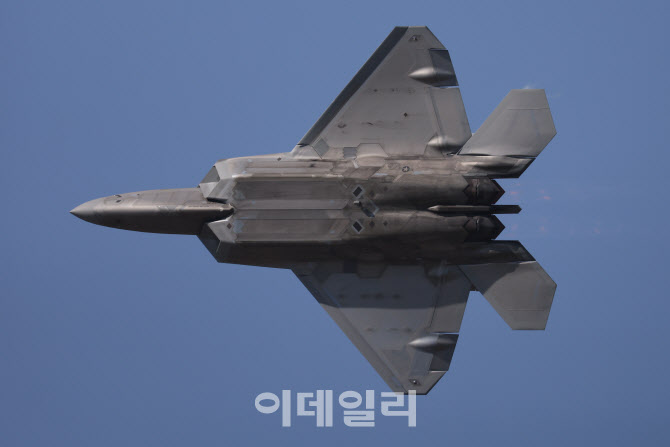 [포토]시범 비행하는 USAF F-22