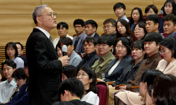 단상서 내려온 유인촌 파격 행보 “사고 쳐라, 책임질 것”