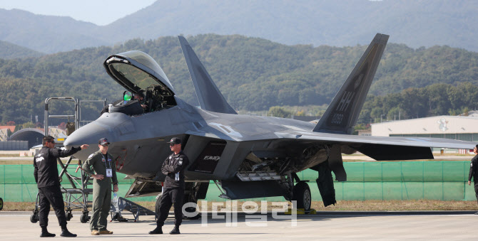 [포토]세계 최강 전투기 F-22 전시