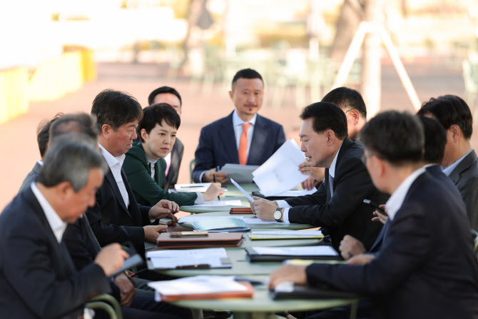 尹, 청사 회의실 아닌 야외 분수정원서 회의 연 이유는