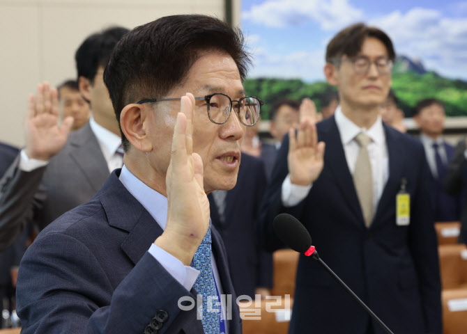 [포토]국정감사, '증인선서하는 김문수 위원장'