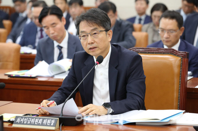 [포토]국정감사, '답변하는 박준식 최저임금위원장'
