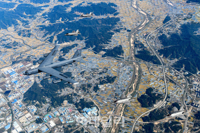 美 B-52 전략폭격기 한반도 전개, 韓 공군 F-35A와 연합훈련