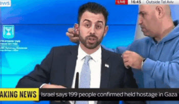 생방송 도중 뛰쳐나가는 이스라엘 대변인 