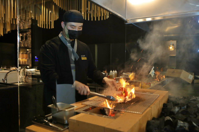 롯데 에비뉴엘 잠실, 목탄장 백화점 1호점 개점…고급 다이닝 확대