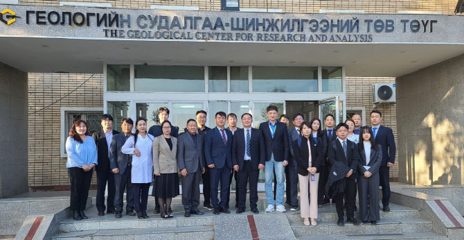 중국에 대한 광물 의존 벗어날까···몽골에 희소금속센터 만든다