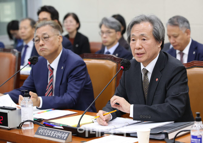 [포토]국정감사, '답변하는 정기석 이사장'