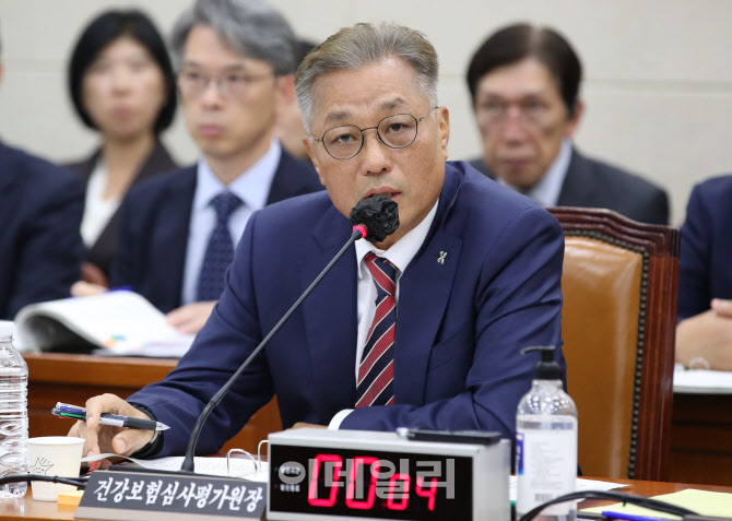 [포토]국정감사, '답변하는 강중구 건강보험심사평가원장'