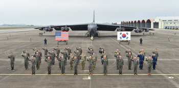 美 B-52 첫 국내 기지 착륙 현장공개…합참의장, 대북 경고 메시지