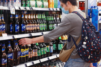 ‘술값 너마저’…오른 맥주값에 차라리 지갑 닫는 시민들