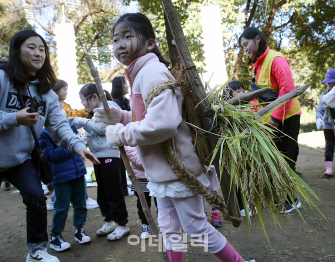 [포토] 신기한 지게 체험