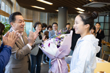 '국민 삐약이' 신유빈, 수원시에 노인맞춤돌봄 후원금 기탁