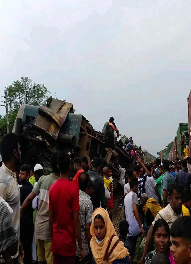 방글라데시서 열차충돌로 최소 15명 사망…“화물열차, 신호 무시”