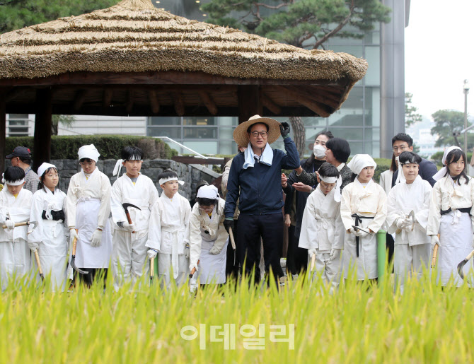 [포토] 농협, 전통 가을걷이 행사