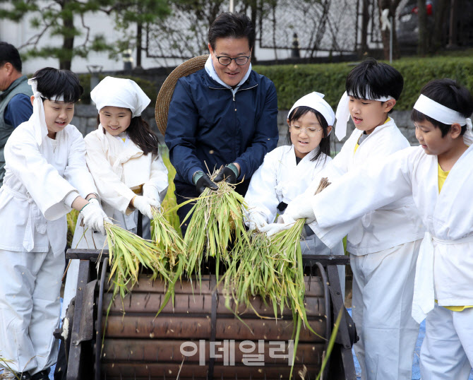 [포토] 전통 탈곡 시연하는 이재식 농협부회장