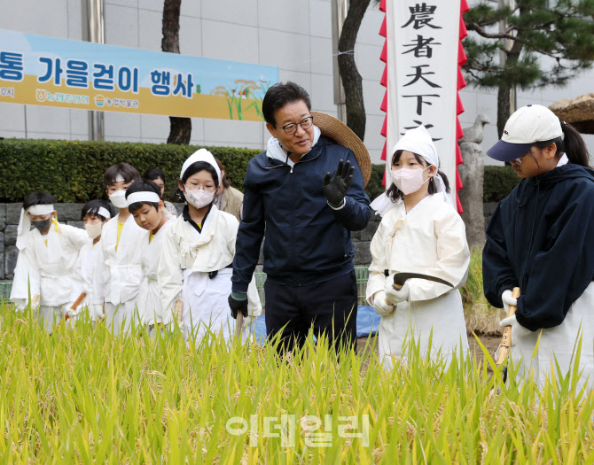 [포토] 벼베기 설명하는 이재식 농협부회장