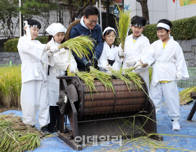 [포토] 농업박물관 전통 탈곡 체험