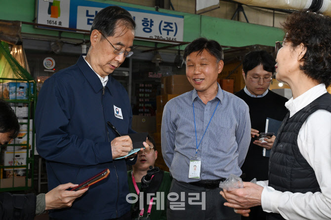 [포토]상인 목소리 경청하는 한덕수 국무총리