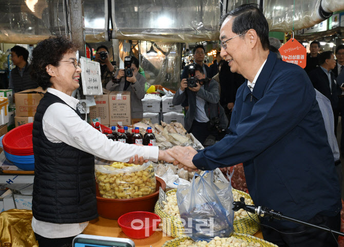 [포토]시장에서 구매하는 한덕수 총리