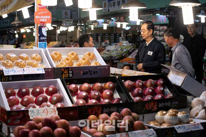 [포토]한덕수 총리, 상인과 대화