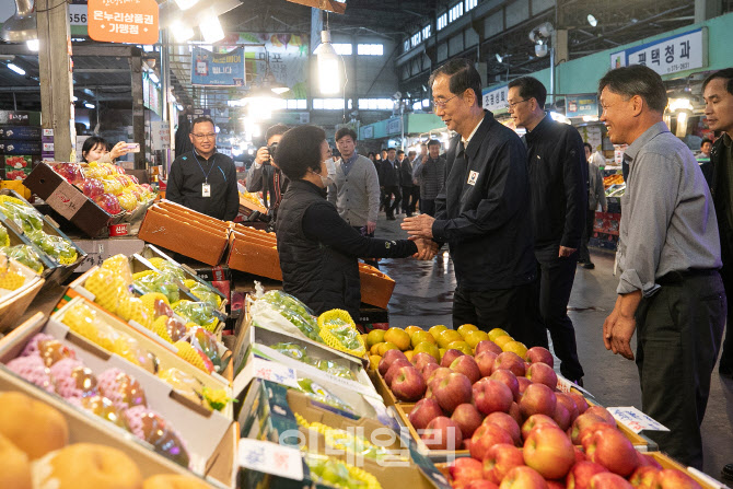 [포토]한덕수 총리, 시장 상인과 대화