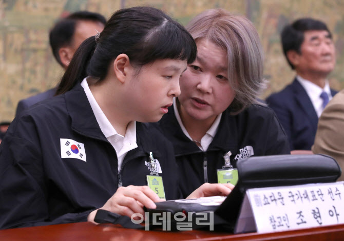 [포토]조현아-이선영, '인권침해 관련 답변 준비'