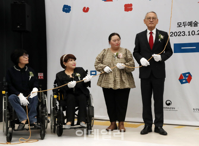 [포토] 개관식 참석한 유인촌 문화체육관광부 장관