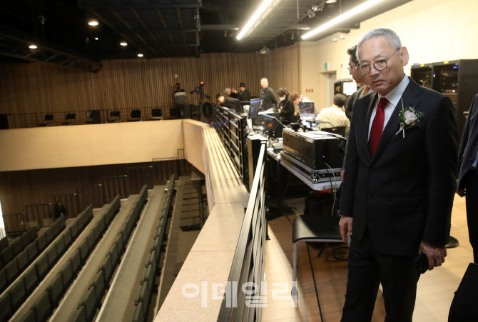 [포토] '모두예술극장' 라운딩하는 유인촌 장관