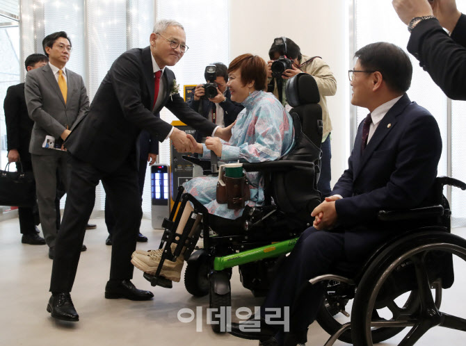 [포토] 모두예술극장 방문한 유인촌 장관