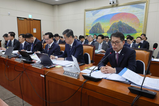 기업은행장 "본점, 지방 이전 굉장히 당혹스러워"[2023국감]