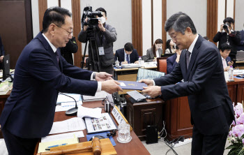 與 법사위서 ‘이재명 재판’ 맹공 …野 ‘강제징용 변제안’ 반격