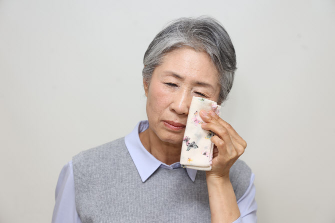 찬바람만 맞으면 '또로로... 안 우는데 눈물이 나요[아는 것이 힘]