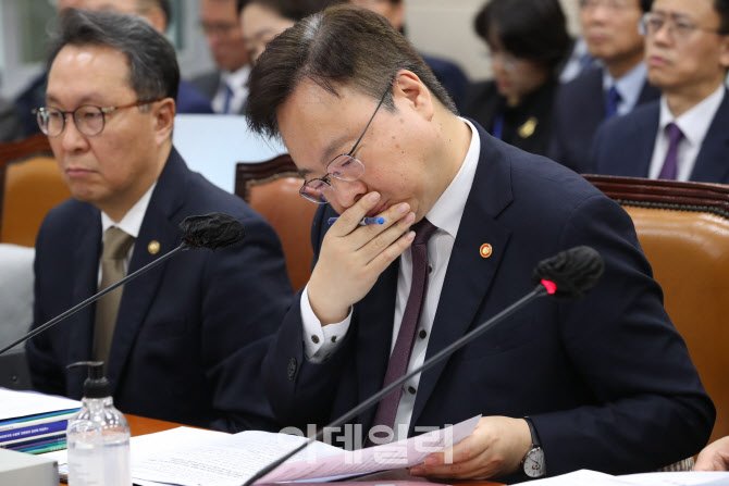 [포토]국정감사, '자료 살펴보는 조규홍 장관'