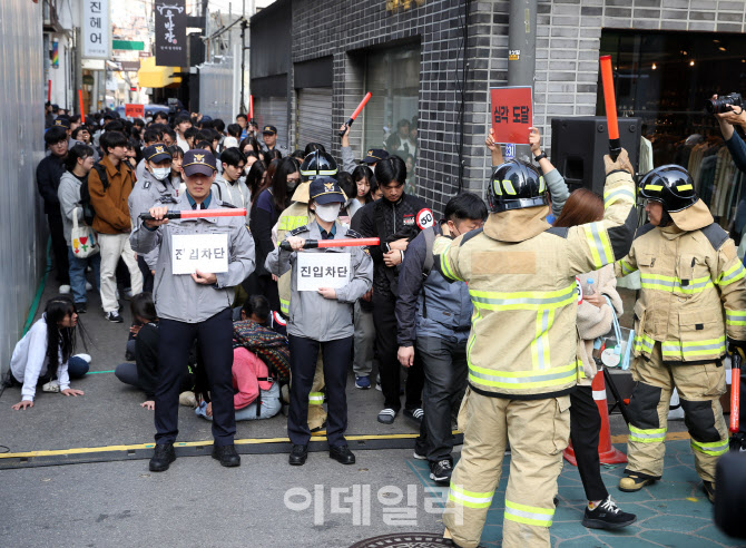 [포토] 인파밀집 구출하는 소방대원들