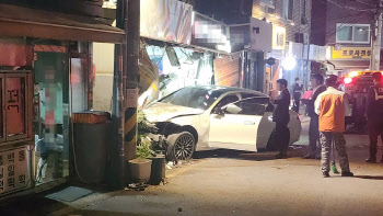 설운도 아내 몰던 벤츠, 한남동 상가 돌진…“브레이크 밟았는데”